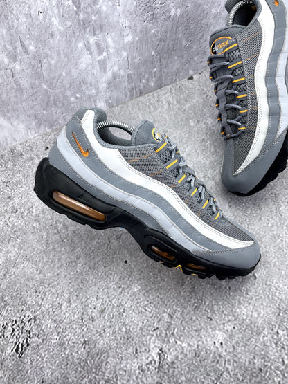Nike Air Max 95 Cool Grey Sundial — buty sportowe męskie w bardzo dobrym stanie rozmiar 44, zewnętrzny panel prawego buta