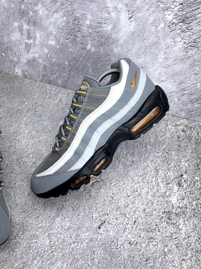 Nike Air Max 95 Cool Grey Sundial — buty sportowe męskie w bardzo dobrym stanie rozmiar 44, zewnętrzny panel lewego buta