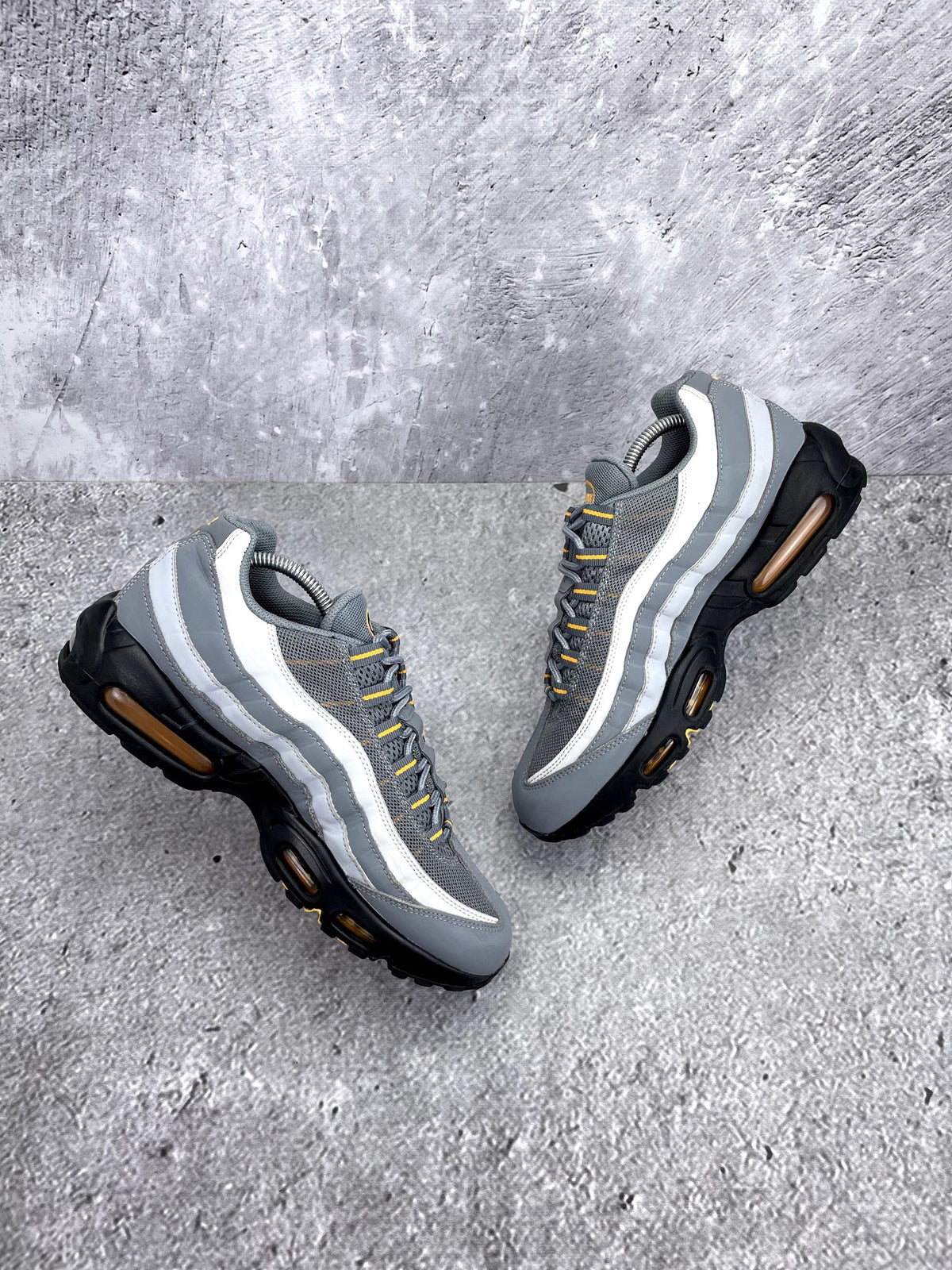 Nike Air Max 95 Cool Grey Sundial — buty sportowe męskie w bardzo dobrym stanie rozmiar 44, widok z góry na wewnętrzną stronę butów