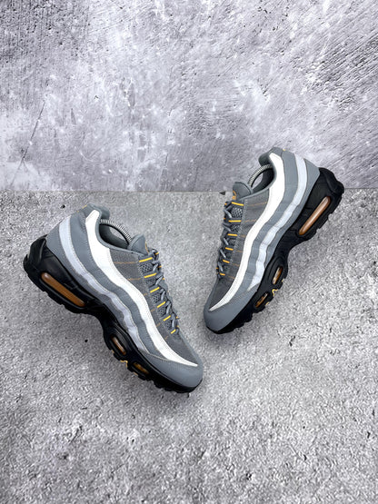 Nike Air Max 95 Cool Grey Sundial — buty sportowe męskie w bardzo dobrym stanie rozmiar 44, widok z góry na wewnętrzną stronę butów