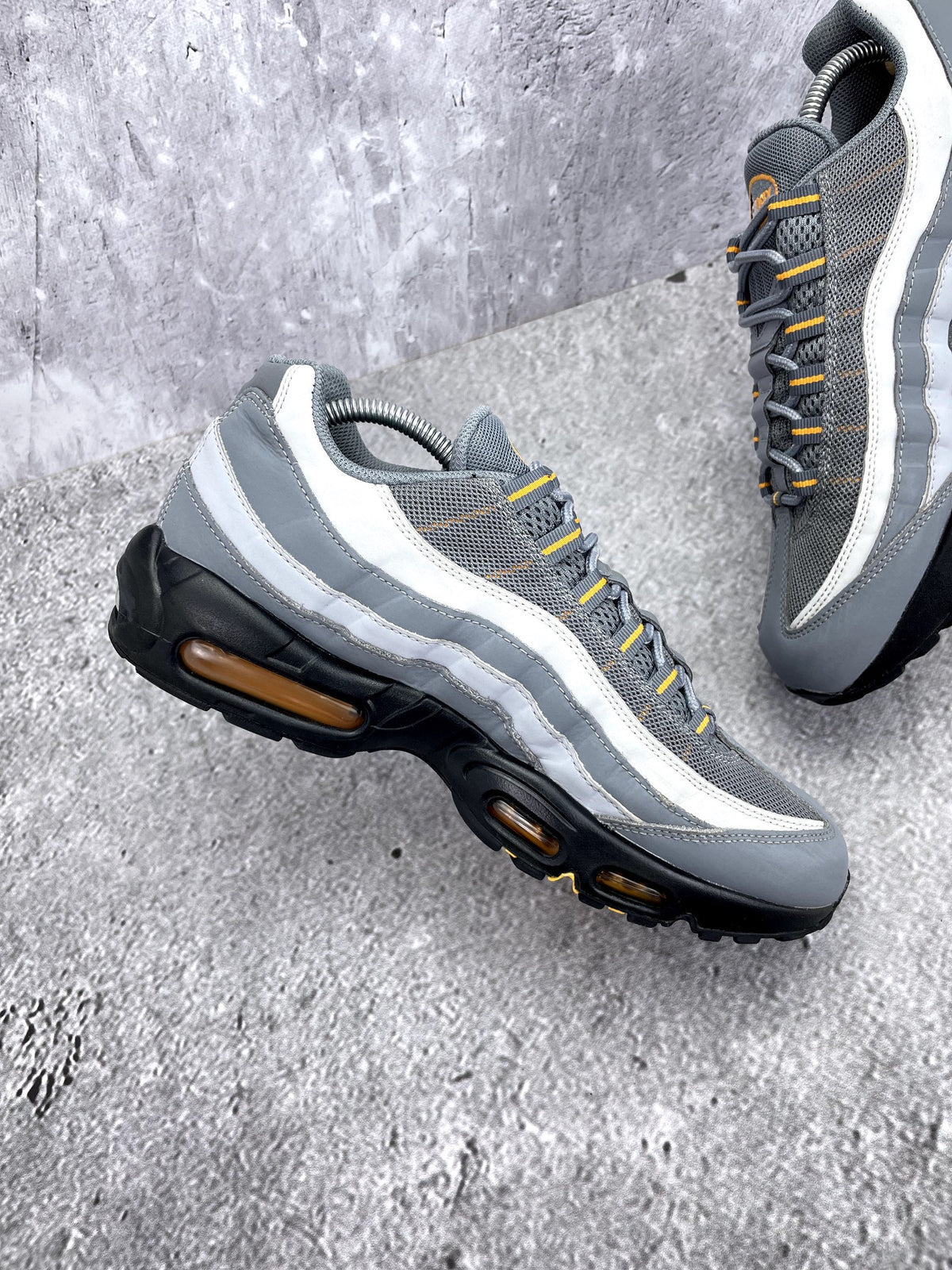 Nike Air Max 95 Cool Grey Sundial — buty sportowe męskie w bardzo dobrym stanie rozmiar 44, wewnętrzny panel lewego buta