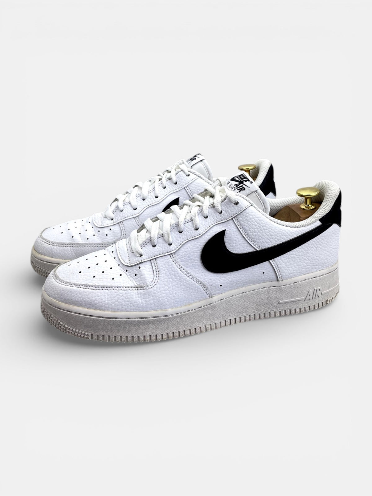 Nike Air Force 1 Low White/Black — buty sportowe męskie w bardzo dobrym stanie rozmiar 44.5, widok z boku