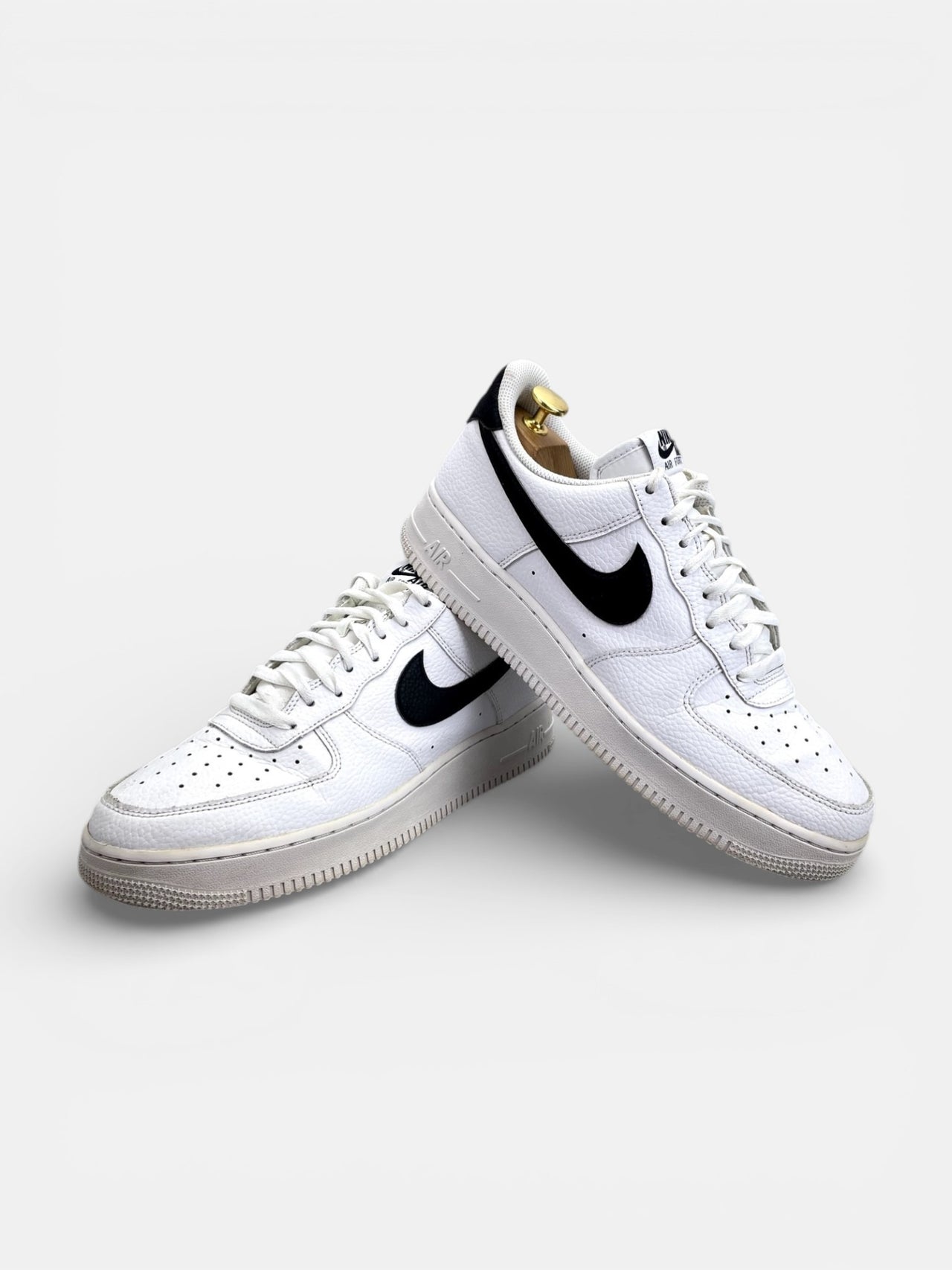 Nike Air Force 1 Low White/Black — buty sportowe męskie w bardzo dobrym stanie rozmiar 44.5, boczny profil