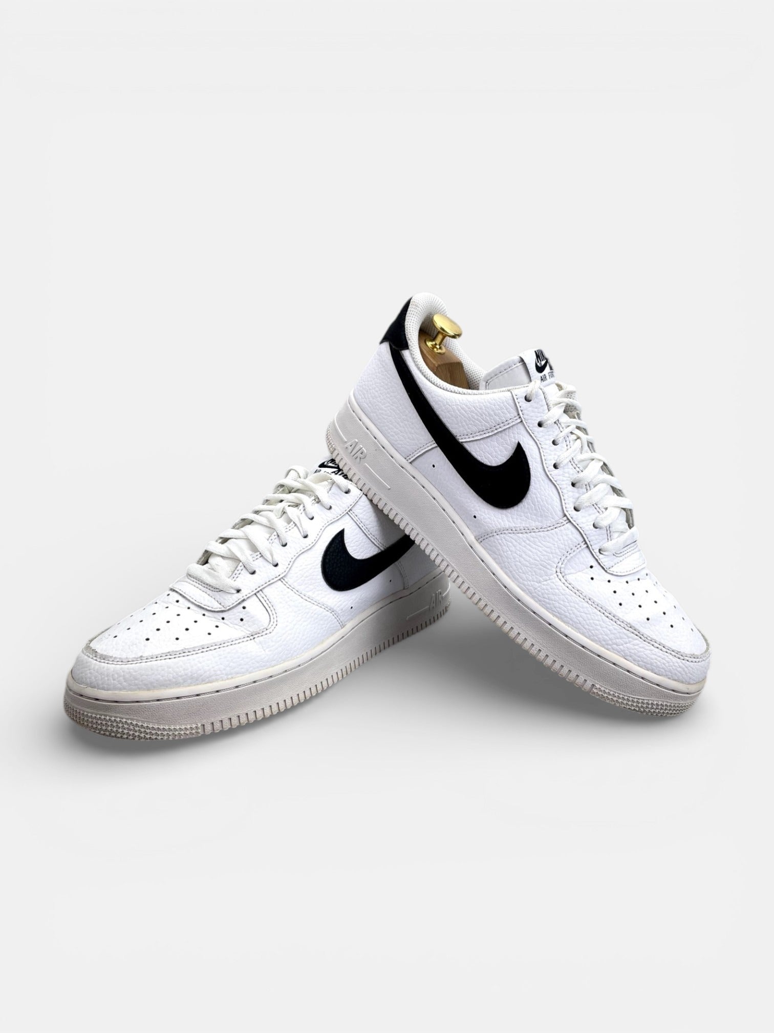 Nike Air Force 1 Low White/Black — buty sportowe męskie w bardzo dobrym stanie rozmiar 44.5, boczny profil