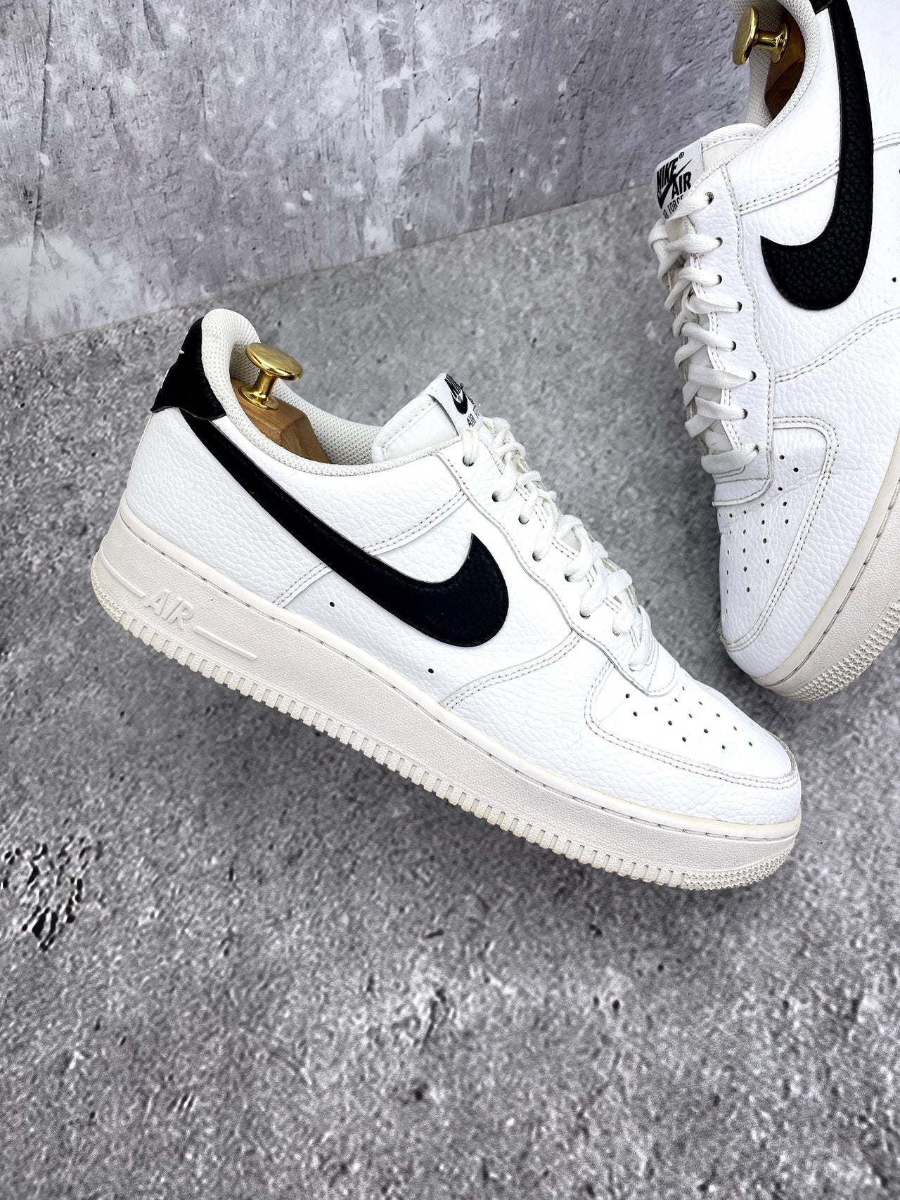 Nike Air Force 1 Low White/Black — buty sportowe męskie w bardzo dobrym stanie rozmiar 44.5, zewnętrzny panel prawego buta