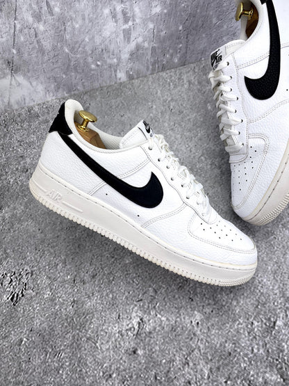 Nike Air Force 1 Low White/Black — buty sportowe męskie w bardzo dobrym stanie rozmiar 44.5, zewnętrzny panel prawego buta