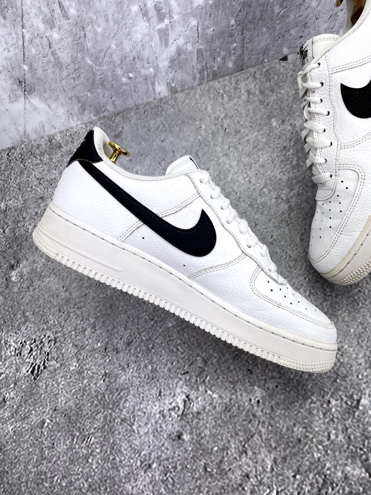 Nike Air Force 1 Low White/Black — buty sportowe męskie w bardzo dobrym stanie rozmiar 44.5, wewnętrzny panel lewego buta