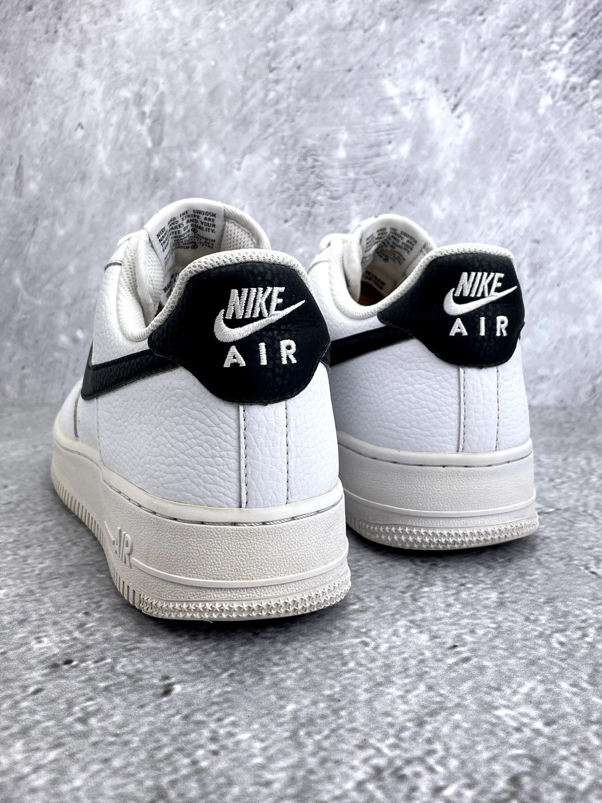 Nike Air Force 1 Low White/Black — buty sportowe męskie w bardzo dobrym stanie rozmiar 44.5, widok z tyłu