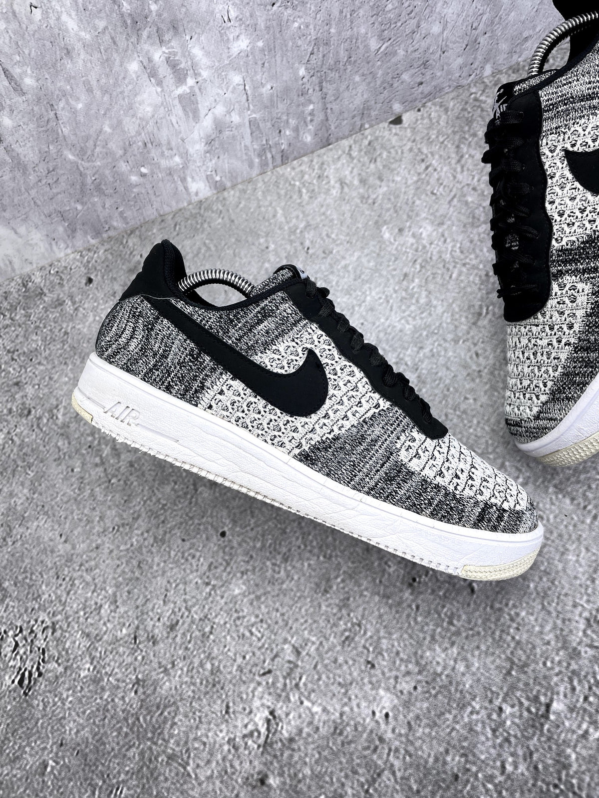 Nike Air Force 1 Flyknit 2.0 Oreo — buty sportowe męskie w bardzo dobrym stanie rozmiar 44, zewnętrzny panel lewego buta