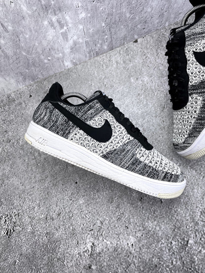 Nike Air Force 1 Flyknit 2.0 Oreo — buty sportowe męskie w bardzo dobrym stanie rozmiar 44, zewnętrzny panel lewego buta