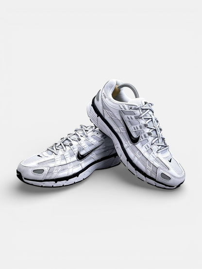 Nike P-6000 P-6000 Metallic Silver — buty sportowe męskie w bardzo dobrym stanie rozmiar 42.5, boczny profil
