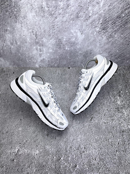 Nike P-6000 P-6000 Metallic Silver — buty sportowe męskie w bardzo dobrym stanie rozmiar 42.5, widok z góry na zewnętrzną stronę butów