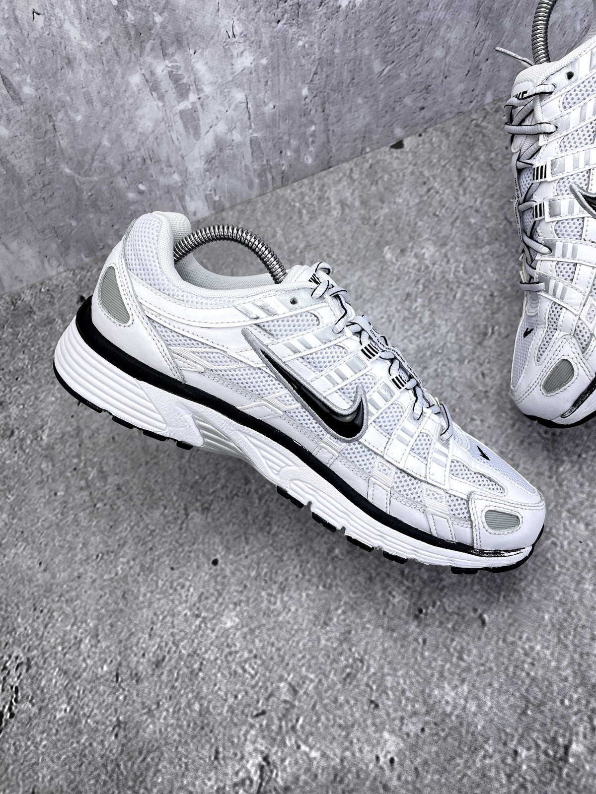 Nike P-6000 P-6000 Metallic Silver — buty sportowe męskie w bardzo dobrym stanie rozmiar 42.5, zewnętrzny panel prawego buta