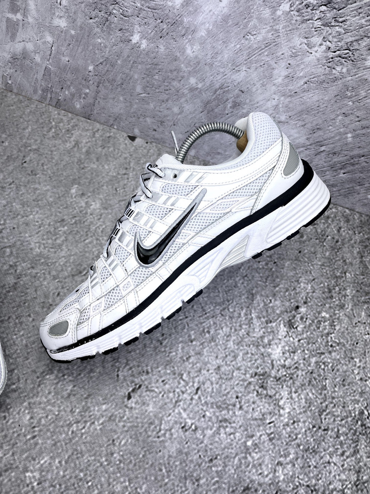 Nike P-6000 P-6000 Metallic Silver — buty sportowe męskie w bardzo dobrym stanie rozmiar 42.5, zewnętrzny panel lewego buta