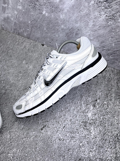 Nike P-6000 P-6000 Metallic Silver — buty sportowe męskie w bardzo dobrym stanie rozmiar 42.5, zewnętrzny panel lewego buta