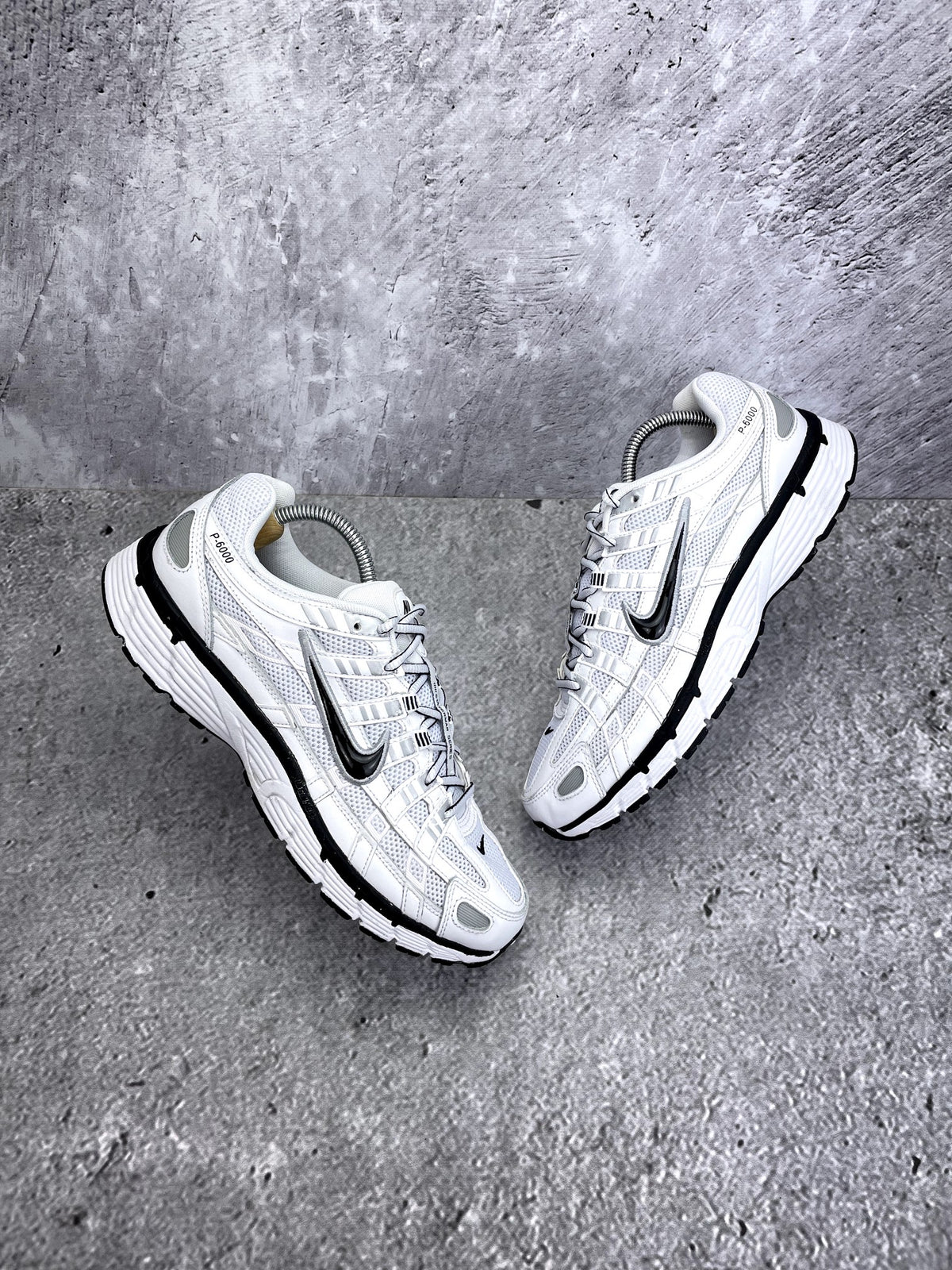 Nike P-6000 P-6000 Metallic Silver — buty sportowe męskie w bardzo dobrym stanie rozmiar 42.5, widok z góry na wewnętrzną stronę butów