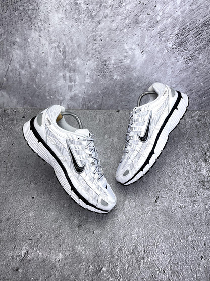 Nike P-6000 P-6000 Metallic Silver — buty sportowe męskie w bardzo dobrym stanie rozmiar 42.5, widok z góry na wewnętrzną stronę butów