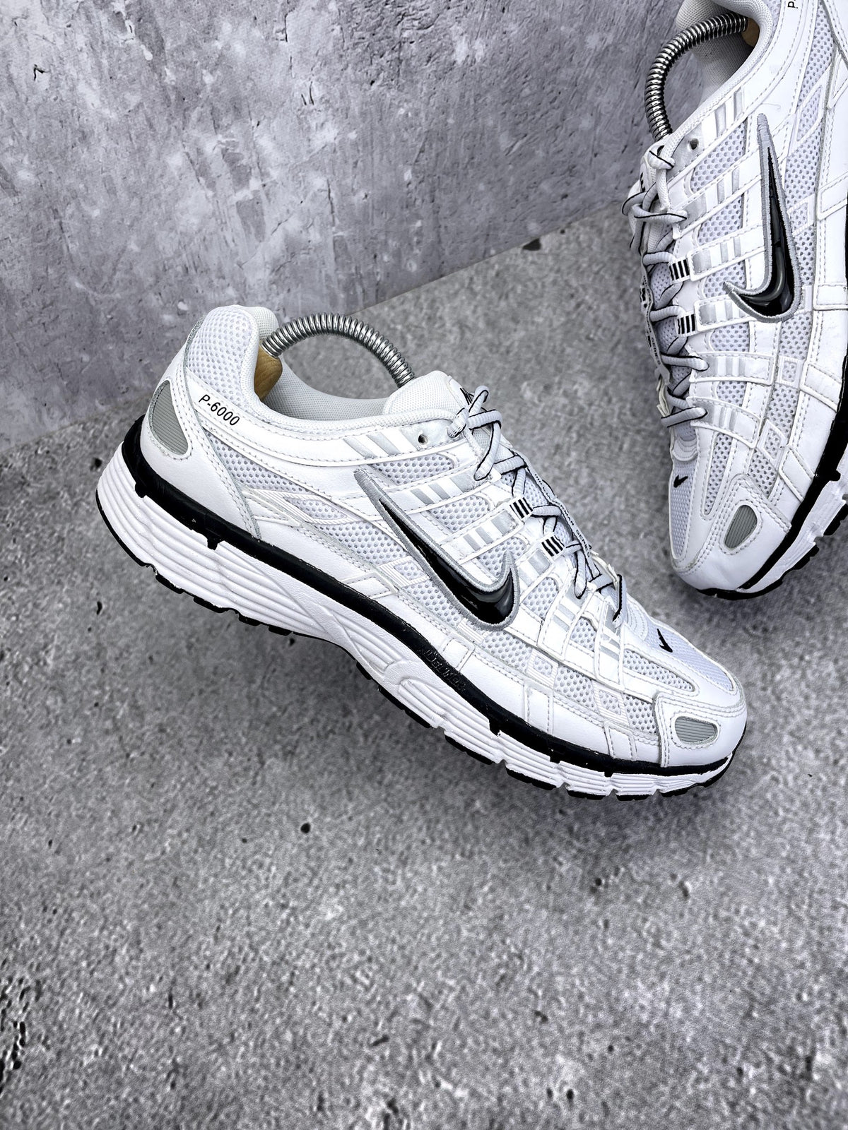 Nike P-6000 P-6000 Metallic Silver — buty sportowe męskie w bardzo dobrym stanie rozmiar 42.5, wewnętrzny panel lewego buta