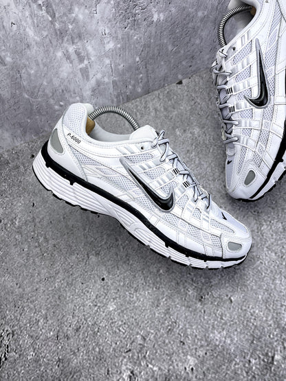 Nike P-6000 P-6000 Metallic Silver — buty sportowe męskie w bardzo dobrym stanie rozmiar 42.5, wewnętrzny panel lewego buta
