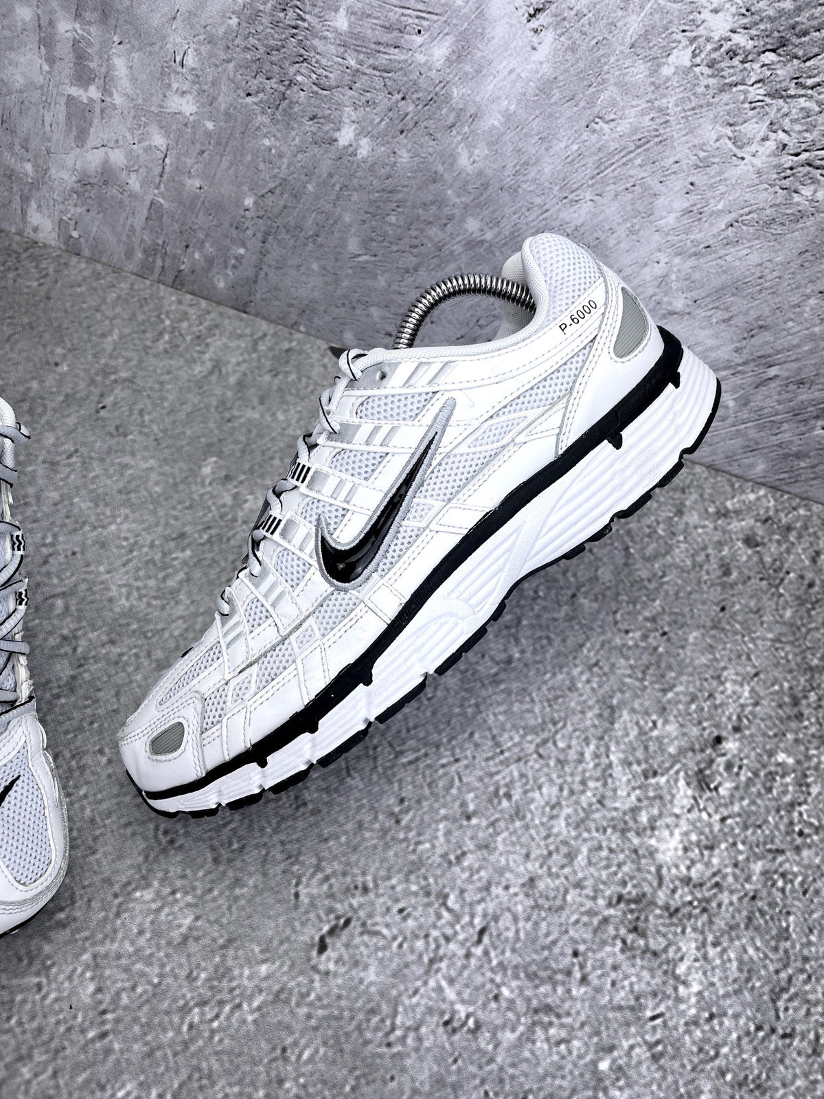 Nike P-6000 P-6000 Metallic Silver — buty sportowe męskie w bardzo dobrym stanie rozmiar 42.5, wewnętrzny panel prawego buta