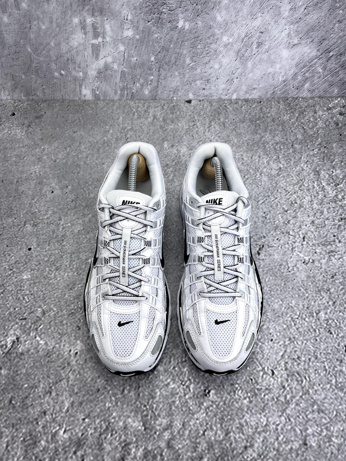 Nike P-6000 P-6000 Metallic Silver — buty sportowe męskie w bardzo dobrym stanie rozmiar 42.5, widok z góry