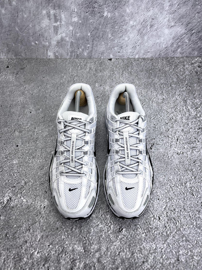 Nike P-6000 P-6000 Metallic Silver — buty sportowe męskie w bardzo dobrym stanie rozmiar 42.5, widok z góry