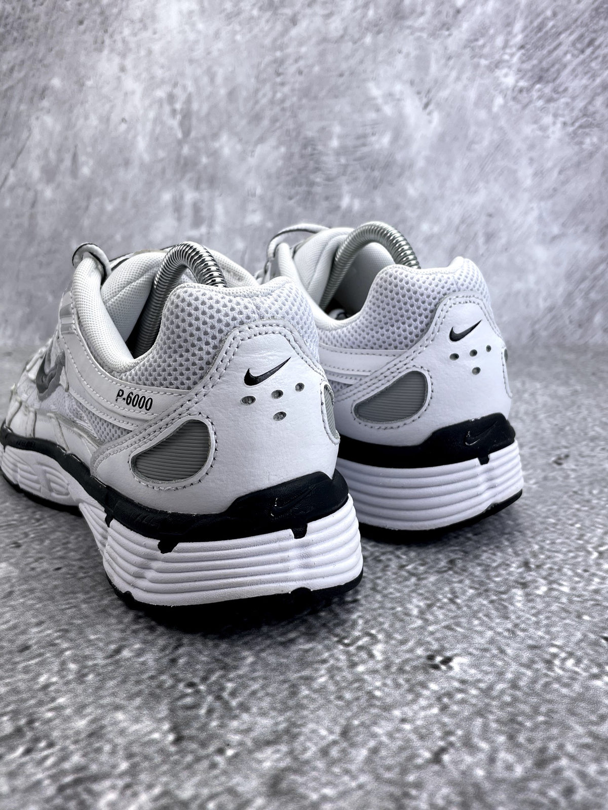 Nike P-6000 P-6000 Metallic Silver — buty sportowe męskie w bardzo dobrym stanie rozmiar 42.5, widok z tyłu