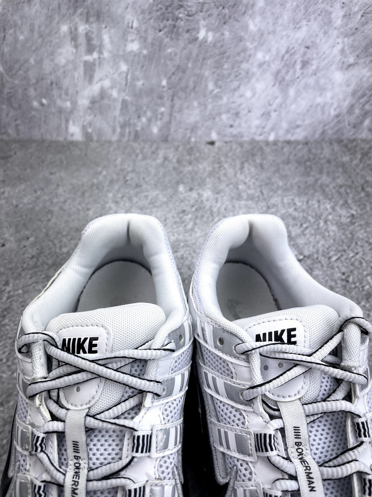 Nike P-6000 P-6000 Metallic Silver — buty sportowe męskie w bardzo dobrym stanie rozmiar 42.5, zapiętki butów