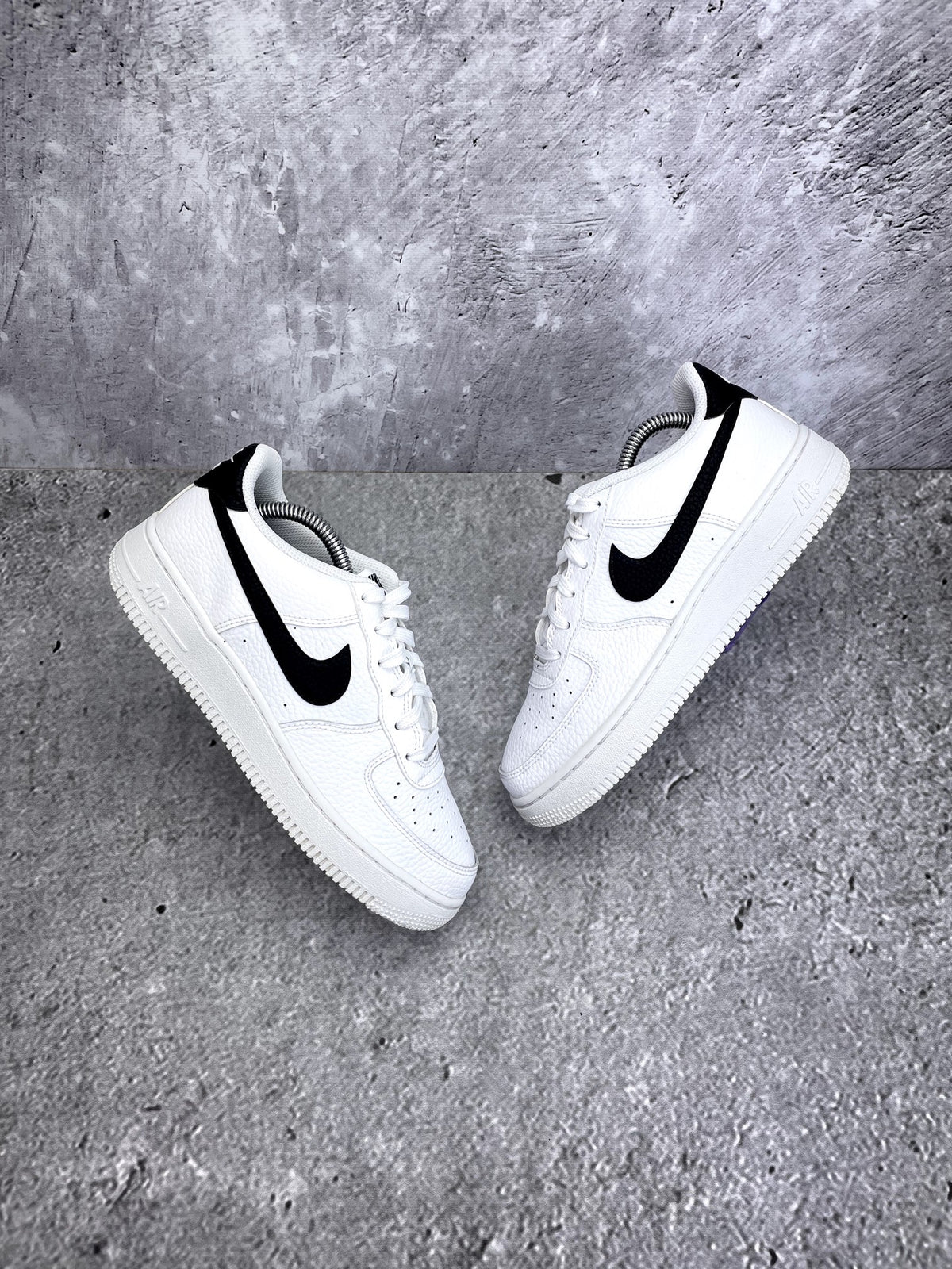 Nike Air Force 1 Low '07 White Black — buty sportowe damskie w bardzo dobrym stanie rozmiar 38, widok z góry na zewnętrzną stronę butów
