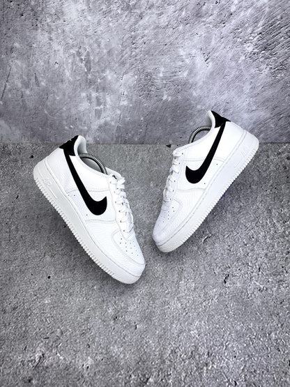 Nike Air Force 1 Low '07 White Black — buty sportowe damskie w bardzo dobrym stanie rozmiar 38, widok z góry na zewnętrzną stronę butów