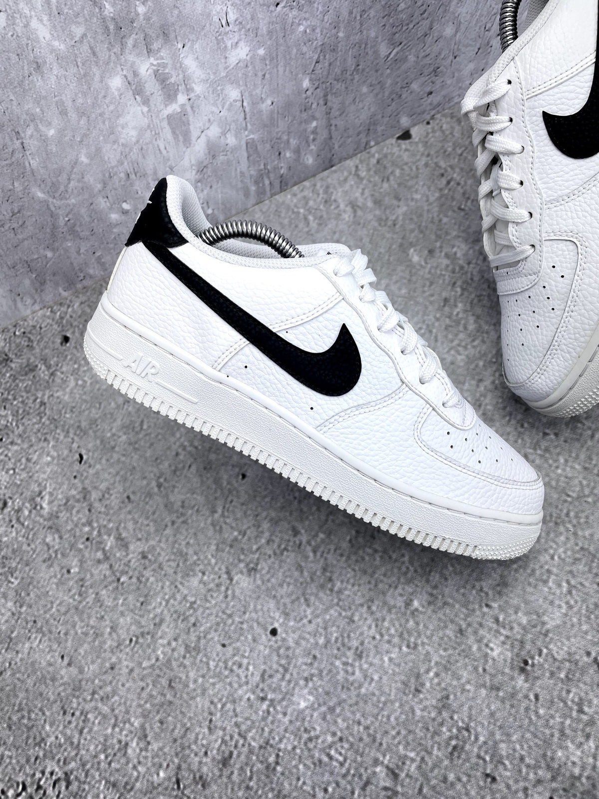 Nike Air Force 1 Low '07 White Black — buty sportowe damskie w bardzo dobrym stanie rozmiar 38, zewnętrzny panel prawego buta
