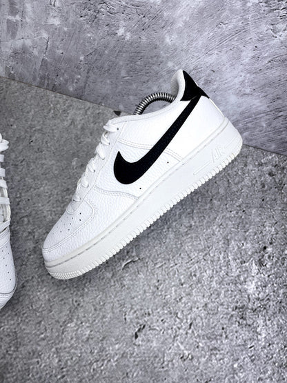 Nike Air Force 1 Low '07 White Black — buty sportowe damskie w bardzo dobrym stanie rozmiar 38, zewnętrzny panel lewego buta