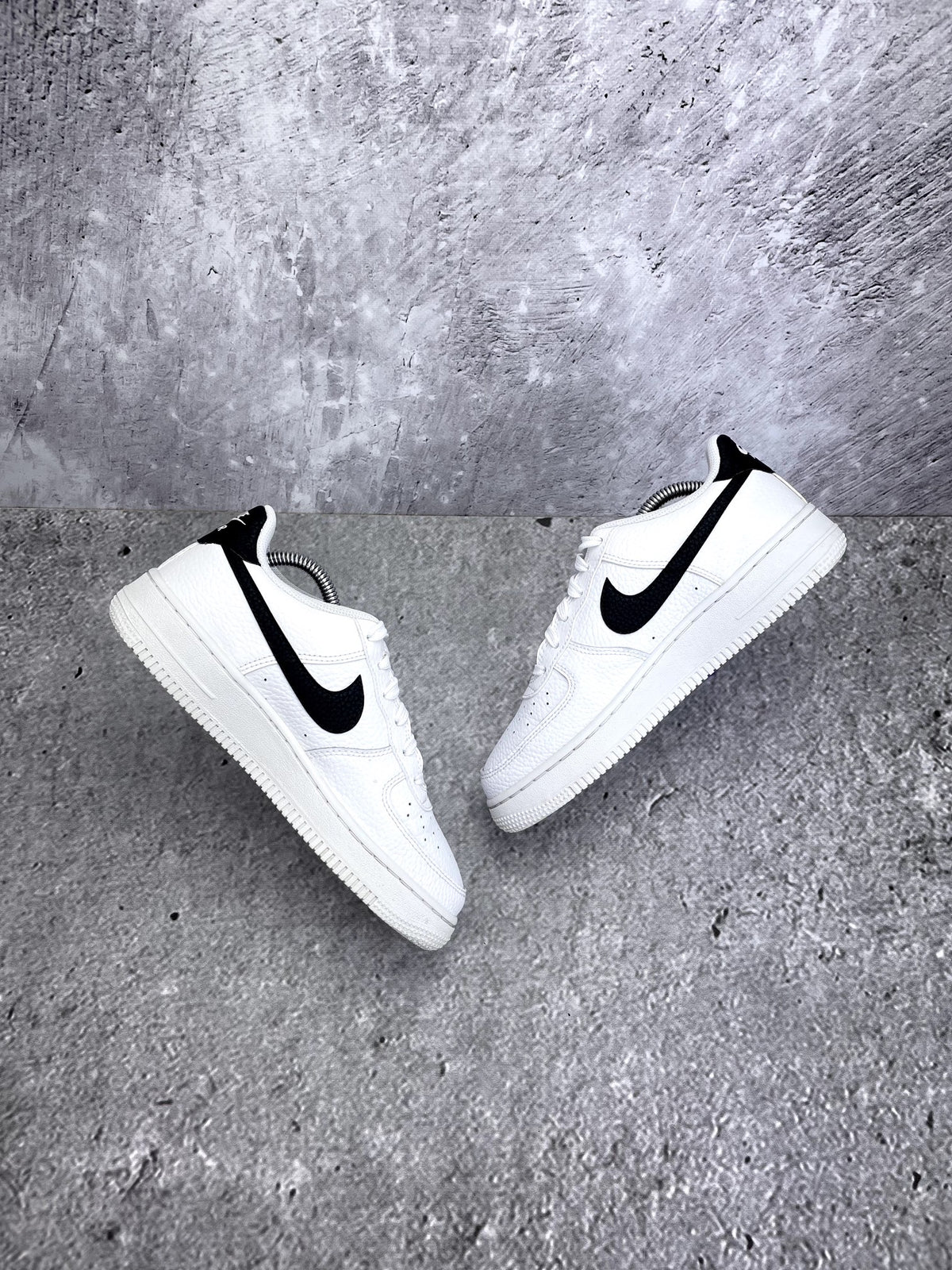 Nike Air Force 1 Low '07 White Black — buty sportowe damskie w bardzo dobrym stanie rozmiar 38, widok z góry na wewnętrzną stronę butów