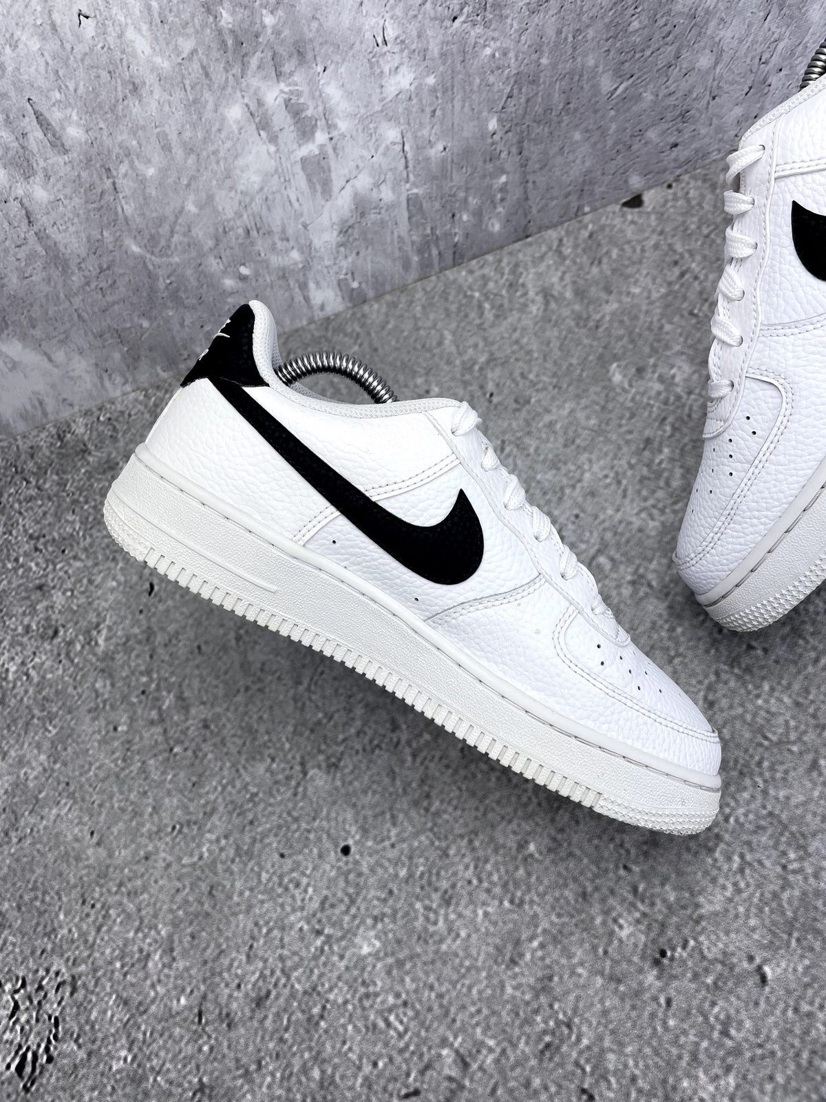 Nike Air Force 1 Low '07 White Black — buty sportowe damskie w bardzo dobrym stanie rozmiar 38, wewnętrzny panel lewego buta