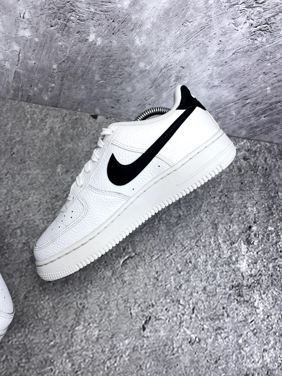 Nike Air Force 1 Low '07 White Black — buty sportowe damskie w bardzo dobrym stanie rozmiar 38, wewnętrzny panel prawego buta