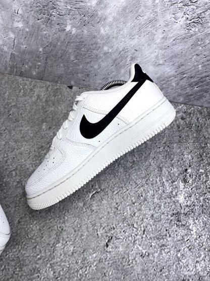 Nike Air Force 1 Low '07 White Black — buty sportowe damskie w bardzo dobrym stanie rozmiar 38, wewnętrzny panel prawego buta