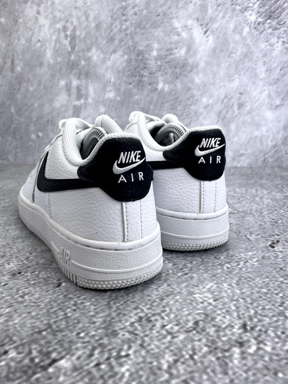 Nike Air Force 1 Low '07 White Black — buty sportowe damskie w bardzo dobrym stanie rozmiar 38, widok z tyłu