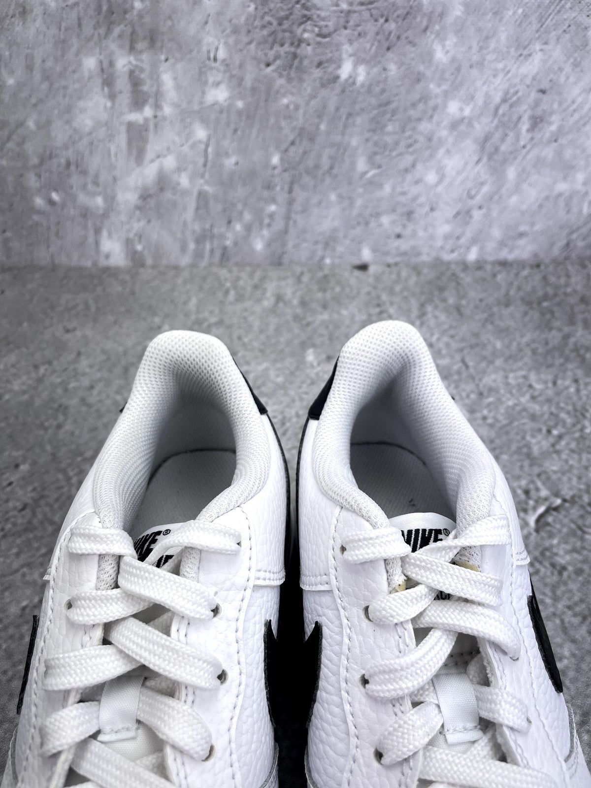 Nike Air Force 1 Low '07 White Black — buty sportowe damskie w bardzo dobrym stanie rozmiar 38, zapiętki butów