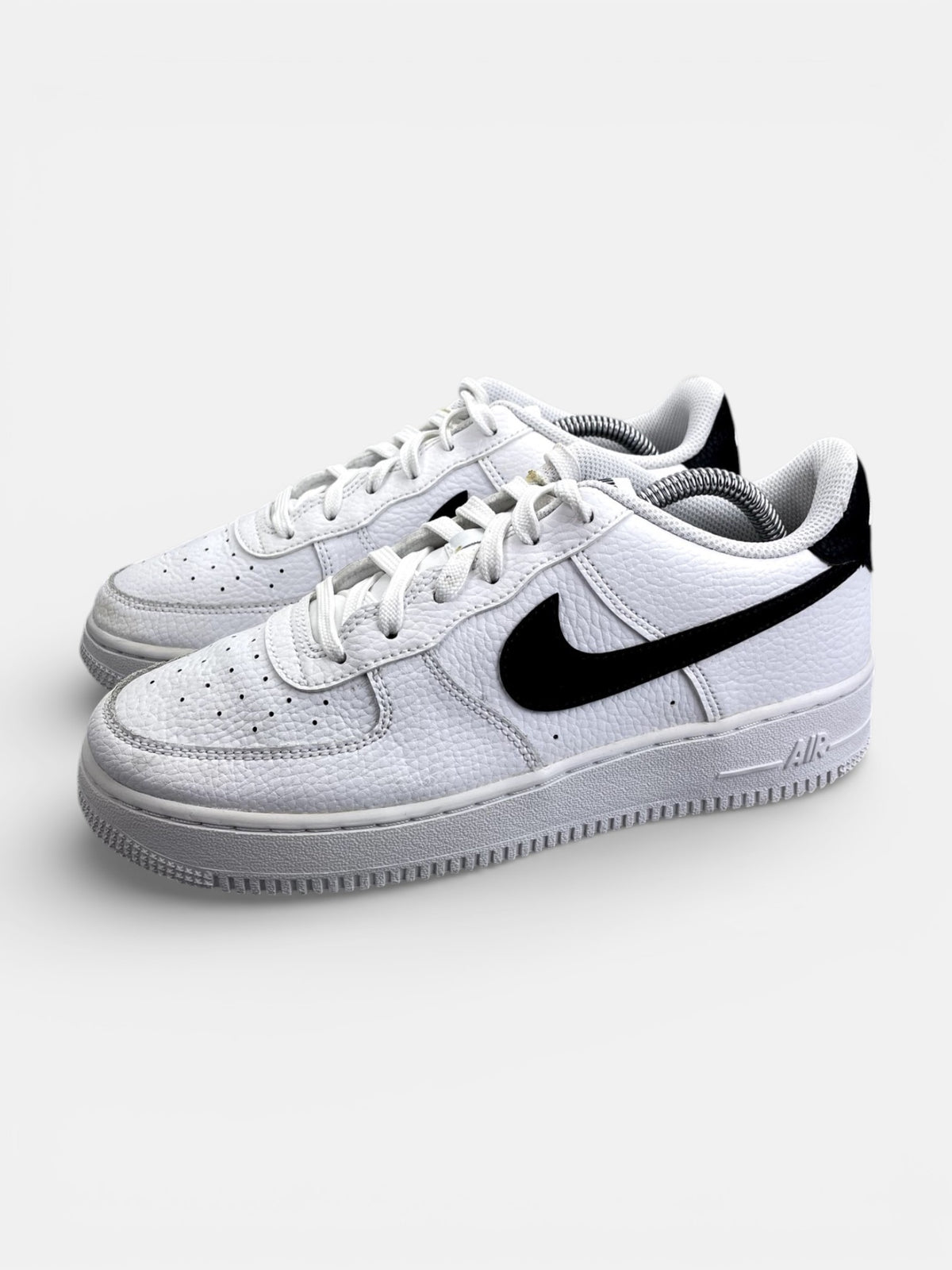 Nike Air Force 1 Low '07 White Black — buty sportowe damskie w bardzo dobrym stanie rozmiar 39, widok z boku