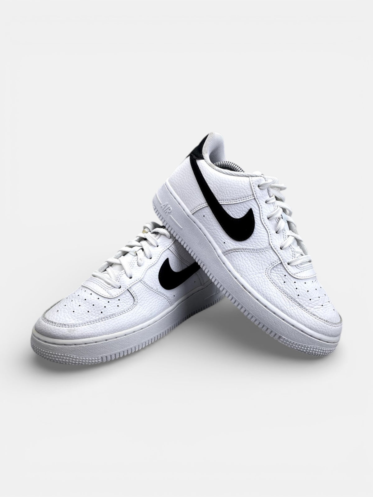 Nike Air Force 1 Low '07 White Black — buty sportowe damskie w bardzo dobrym stanie rozmiar 39, boczny profil