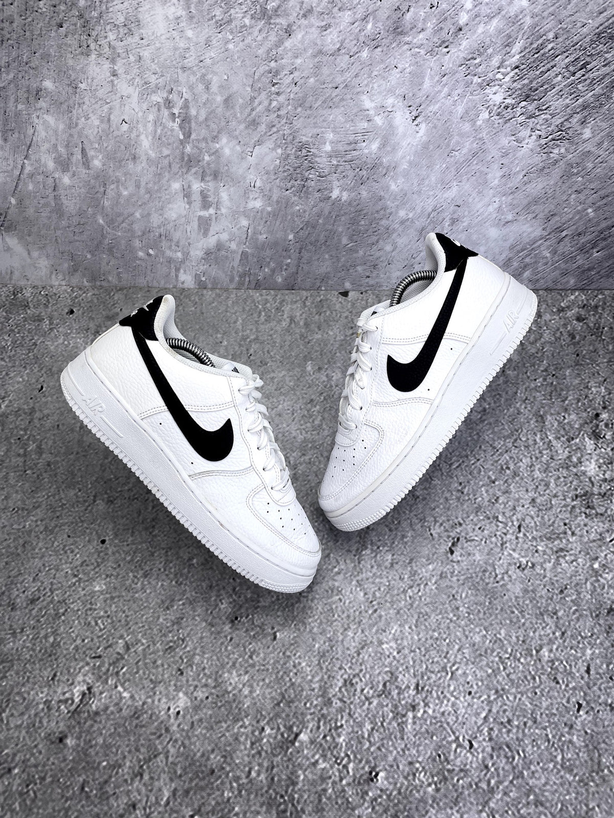 Nike Air Force 1 Low '07 White Black — buty sportowe damskie w bardzo dobrym stanie rozmiar 39, widok z góry na zewnętrzną stronę butów