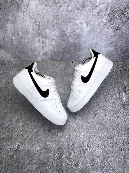 Nike Air Force 1 Low '07 White Black — buty sportowe damskie w bardzo dobrym stanie rozmiar 39, widok z góry na zewnętrzną stronę butów