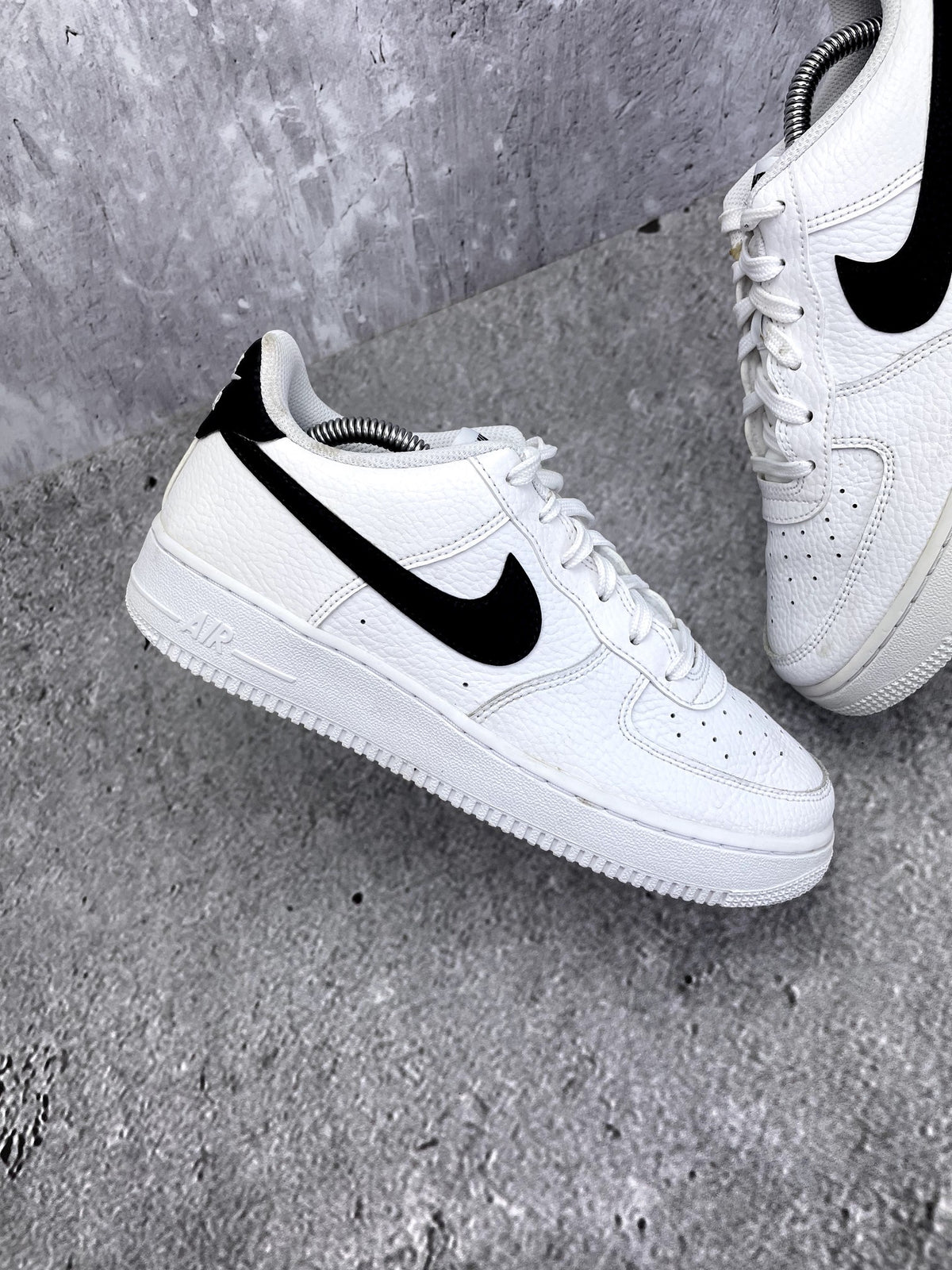 Nike Air Force 1 Low '07 White Black — buty sportowe damskie w bardzo dobrym stanie rozmiar 39, zewnętrzny panel prawego buta