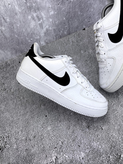 Nike Air Force 1 Low '07 White Black — buty sportowe damskie w bardzo dobrym stanie rozmiar 39, zewnętrzny panel prawego buta
