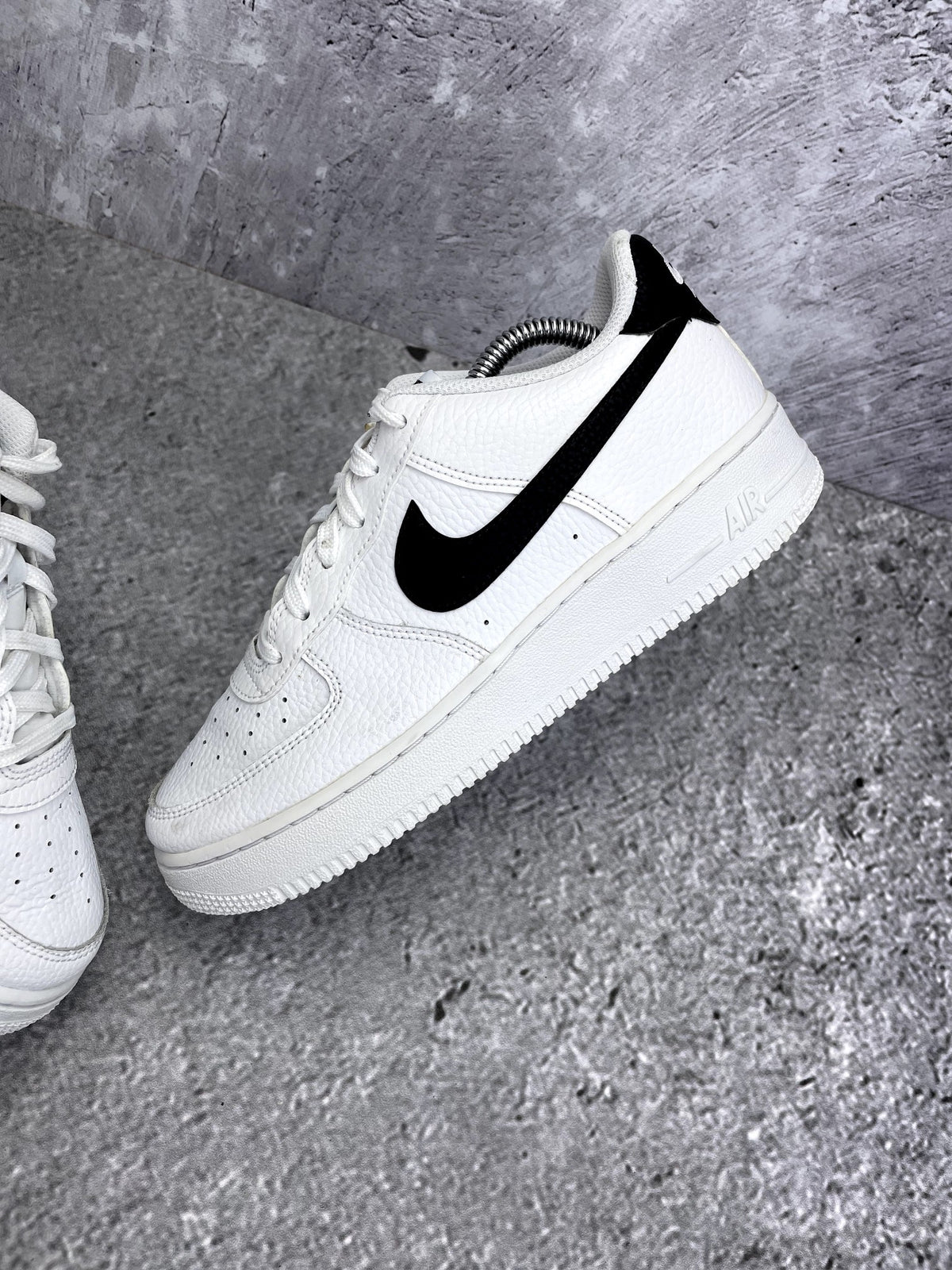 Nike Air Force 1 Low '07 White Black — buty sportowe damskie w bardzo dobrym stanie rozmiar 39, zewnętrzny panel lewego buta