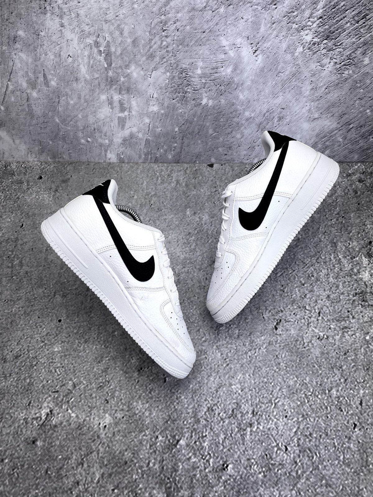 Nike Air Force 1 Low '07 White Black — buty sportowe damskie w bardzo dobrym stanie rozmiar 39, widok z góry na wewnętrzną stronę butów