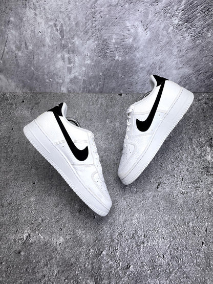 Nike Air Force 1 Low '07 White Black — buty sportowe damskie w bardzo dobrym stanie rozmiar 39, widok z góry na wewnętrzną stronę butów