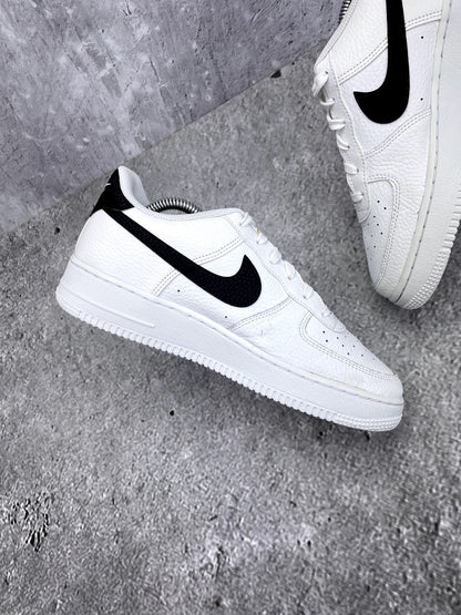 Nike Air Force 1 Low '07 White Black — buty sportowe damskie w bardzo dobrym stanie rozmiar 39, wewnętrzny panel lewego buta