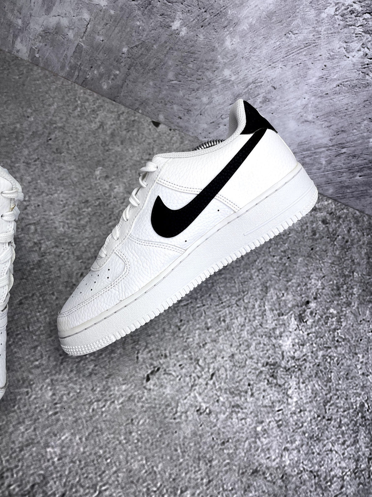 Nike Air Force 1 Low '07 White Black — buty sportowe damskie w bardzo dobrym stanie rozmiar 39, wewnętrzny panel prawego buta