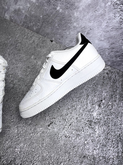 Nike Air Force 1 Low '07 White Black — buty sportowe damskie w bardzo dobrym stanie rozmiar 39, wewnętrzny panel prawego buta